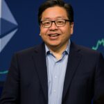Tom Lee van BitMine spreekt op een podium met het Ethereum-logo en een stijgende groene grafiek op het scherm achter hem