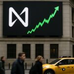 Groot digitaal reclamescherm met het NEAR-logo en een stijgende groene grafiek aan een gebouw in de buurt van Wall Street