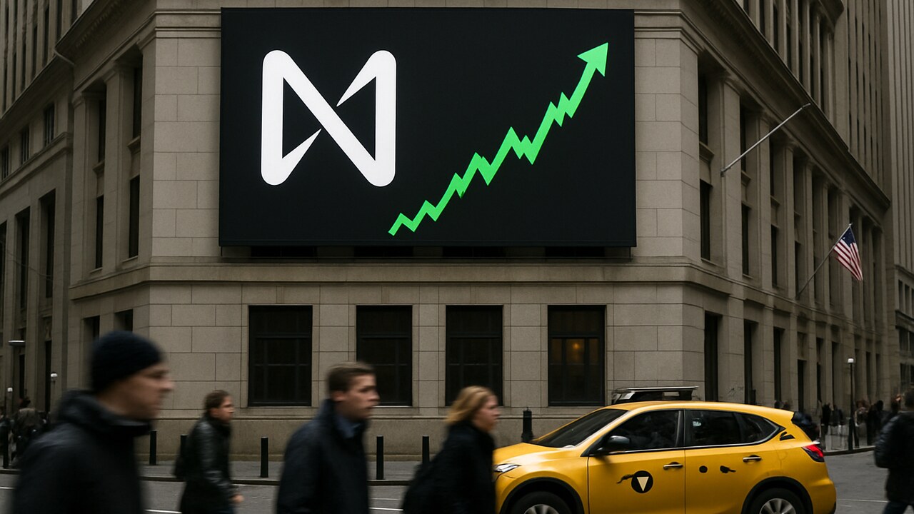 Groot digitaal reclamescherm met het NEAR-logo en een stijgende groene grafiek aan een gebouw in de buurt van Wall Street