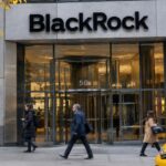 Gevel van het hoofdkantoor van BlackRock in New York met het BlackRock-logo boven de ingang en voorbijgangers op de stoep