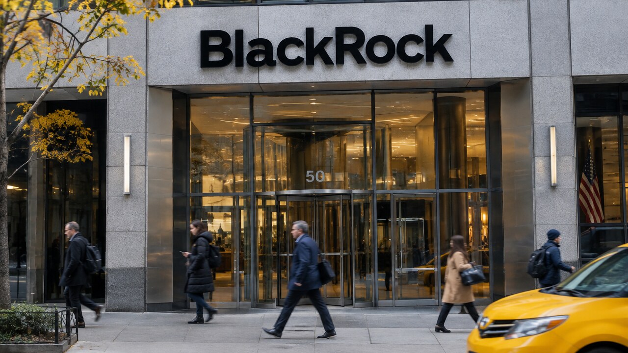 Gevel van het hoofdkantoor van BlackRock in New York met het BlackRock-logo boven de ingang en voorbijgangers op de stoep