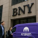 Gevel van het hoofdkantoor van BNY in New York met het BNY-logo, met op de voorgrond een paarse Kraken-banner