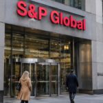 Gevel van het hoofdkantoor van S&P Global in Lower Manhattan met groot logo en voorbijgangers op straat
