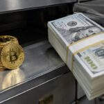 Geopende kluis met gouden Bitcoinmunten, terwijl een stapel Amerikaanse dollarbiljetten eruit wordt gehaald