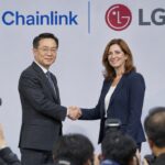 Ondertekening van de samenwerking tussen Chainlink en LG CNS op een podium in Seoul, met de logo's van beide bedrijven op de achtergrond