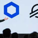 Spreker op een podium voor een groot scherm met de logo's van Chainlink en Stellar tijdens een ontwikkelaarsconferentie