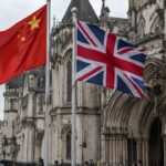 Chinese en Britse vlag wapperen naast elkaar voor de Royal Courts of Justice in Londen