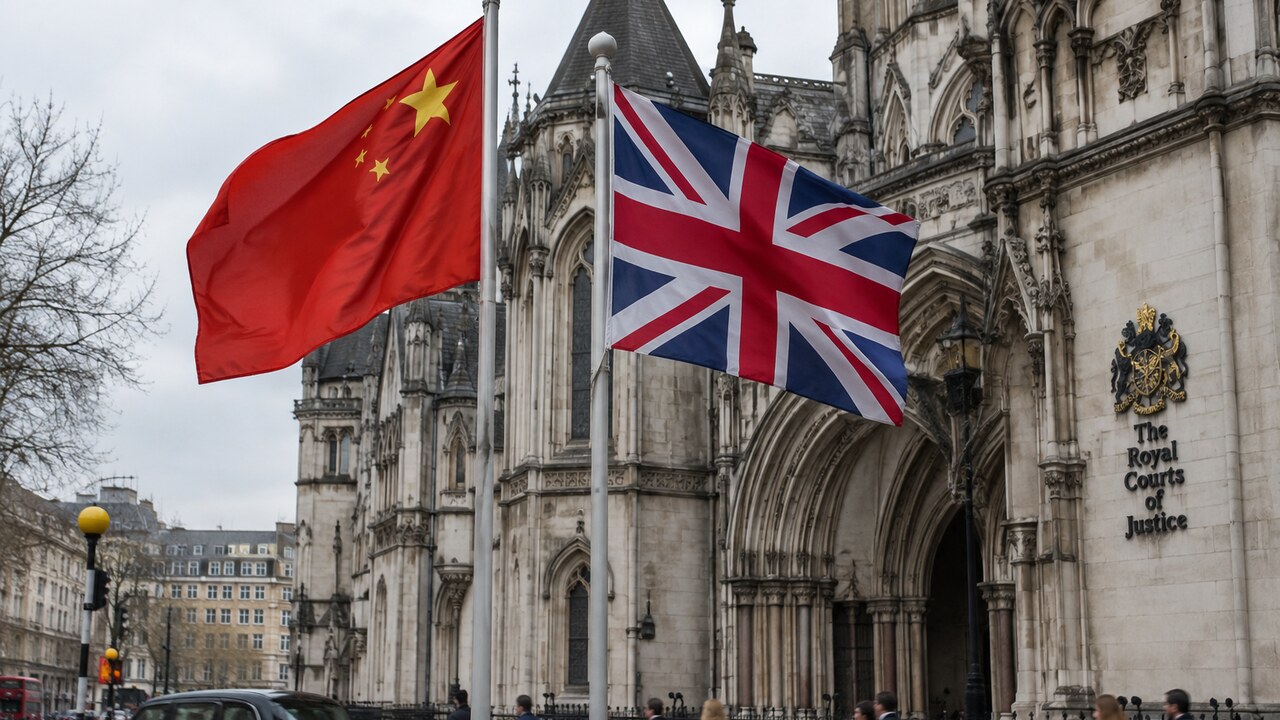 Chinese en Britse vlag wapperen naast elkaar voor de Royal Courts of Justice in Londen