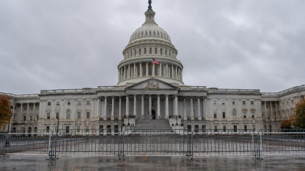 Het Capitool in Washington op een grijze herfstmiddag, met dranghekken voor de lege trappen van de Senaat
