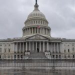 Het Capitool in Washington op een grijze herfstmiddag, met dranghekken voor de lege trappen van de Senaat