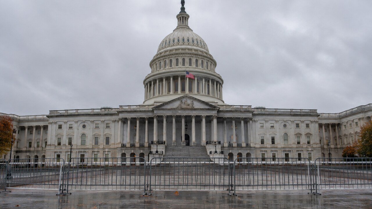 Het Capitool in Washington op een grijze herfstmiddag, met dranghekken voor de lege trappen van de Senaat