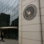 Gevel van het hoofdkantoor van de Amerikaanse beurswaakhond SEC in Washington met het officiele zegel