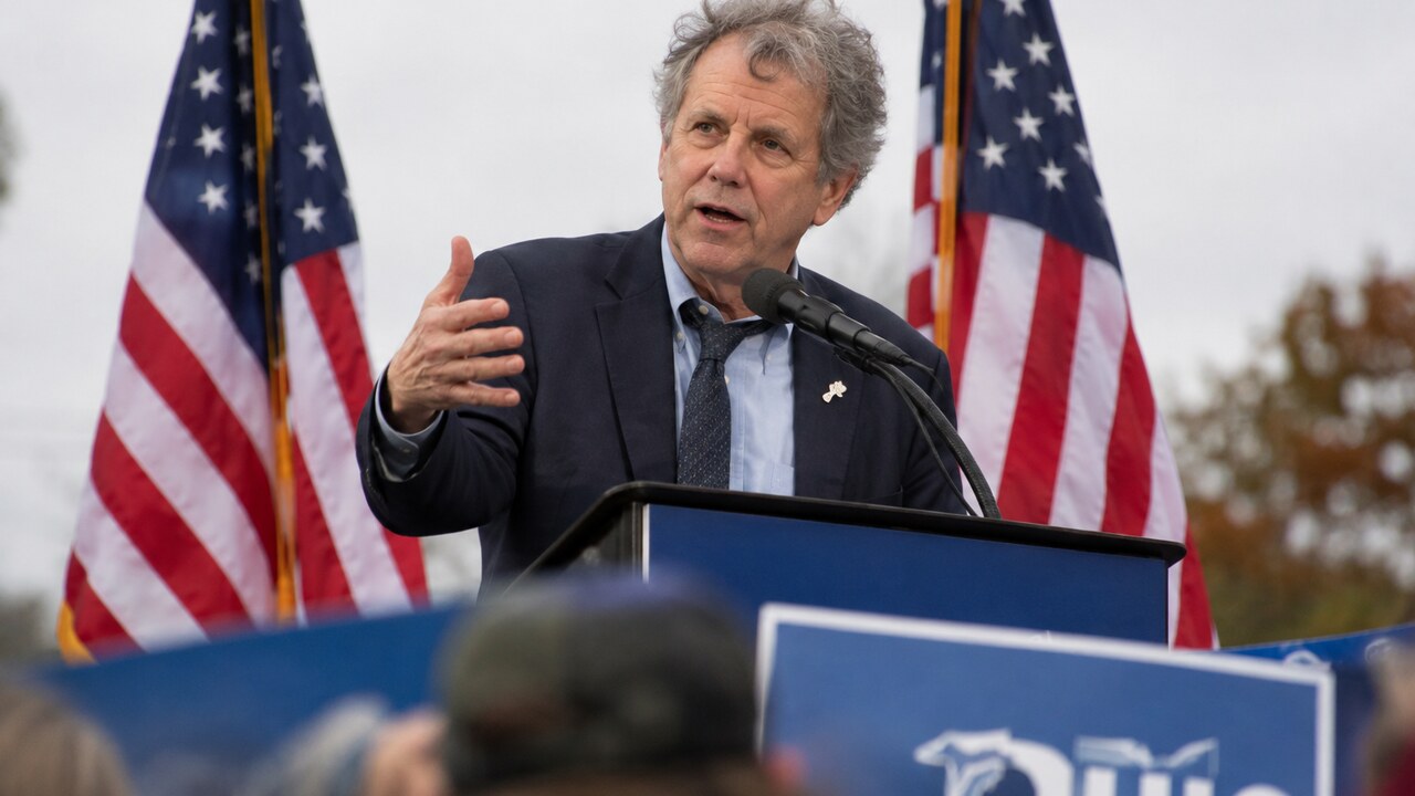 Sherrod Brown spreekt op een campagnebijeenkomst in Ohio voor Amerikaanse vlaggen en aanhangers met borden