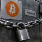 Afgesloten kluisdeur met ketting en hangslot en een groot oranje Bitcoin-symbool, als beeld voor bitcoin die Datavault AI niet kan opnemen