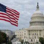 Het Capitool in Washington met op de voorgrond een wapperende Amerikaanse vlag