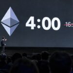 Presentator op een podium bij een groot scherm met het Ethereum-logo en een timer die 4 minuten aangeeft
