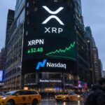 Groot Nasdaq-scherm in de stad toont het XRP-logo en de ticker XRPN met een stijgende groene lijn