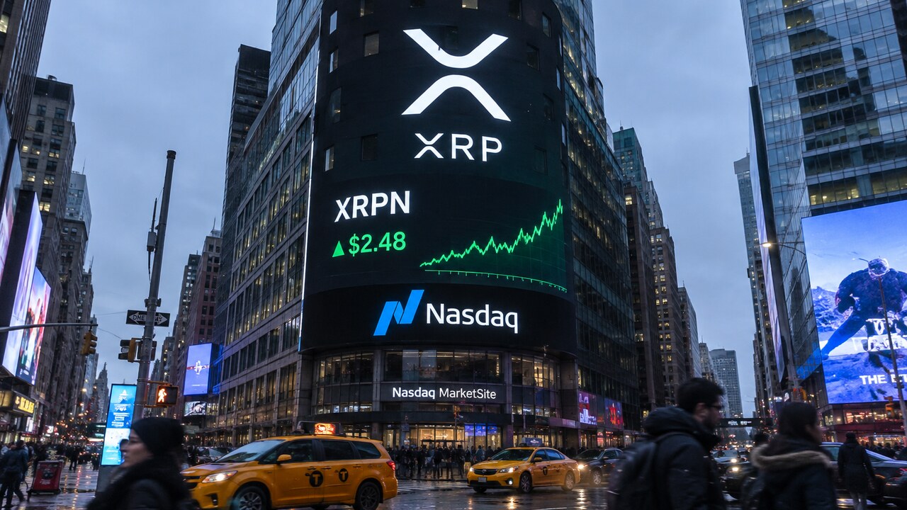 Groot Nasdaq-scherm in de stad toont het XRP-logo en de ticker XRPN met een stijgende groene lijn