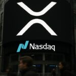 Gevel van het Nasdaq-gebouw op Times Square met het XRP-logo op het grote scherm