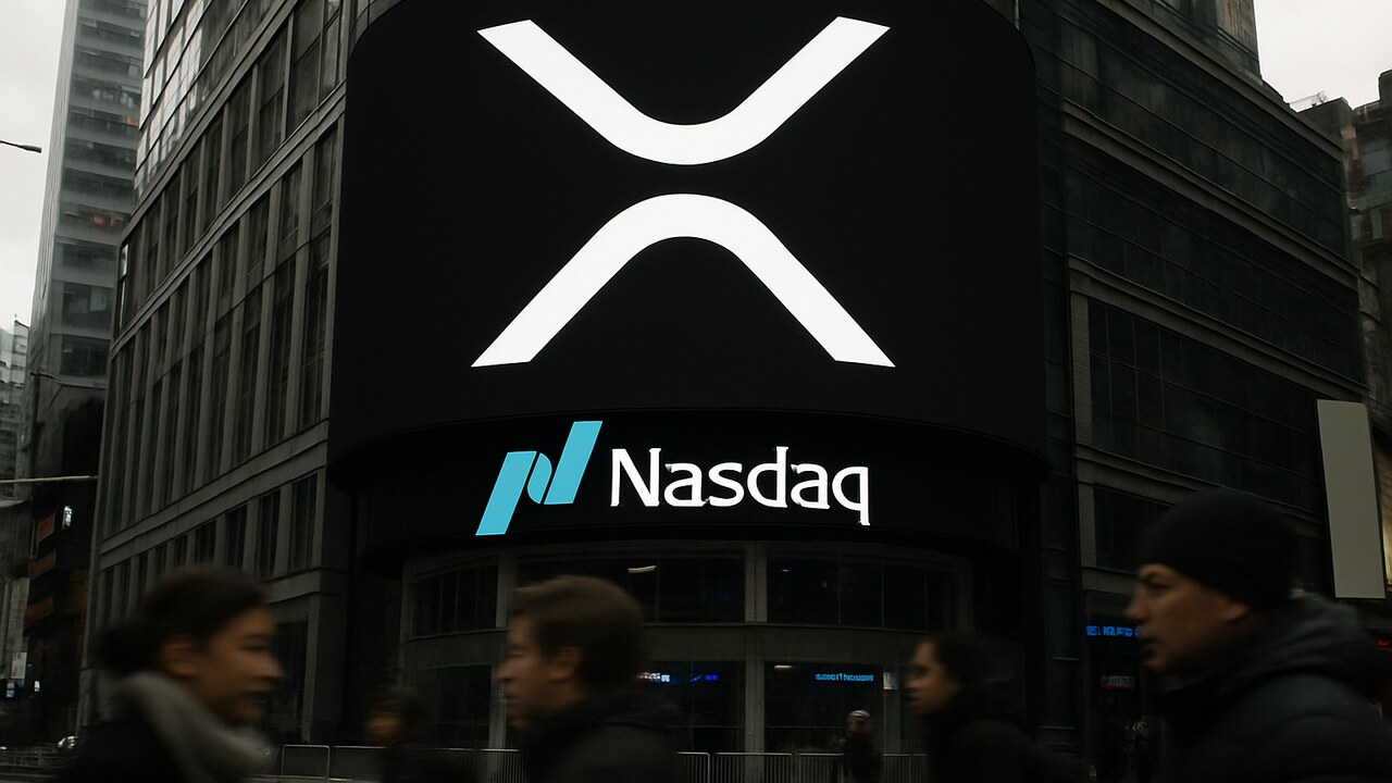 Gevel van het Nasdaq-gebouw op Times Square met het XRP-logo op het grote scherm