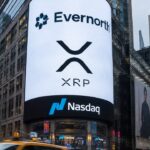 Gevel van de Nasdaq MarketSite aan Times Square met het Evernorth-logo en het XRP-symbool op het grote videoscherm