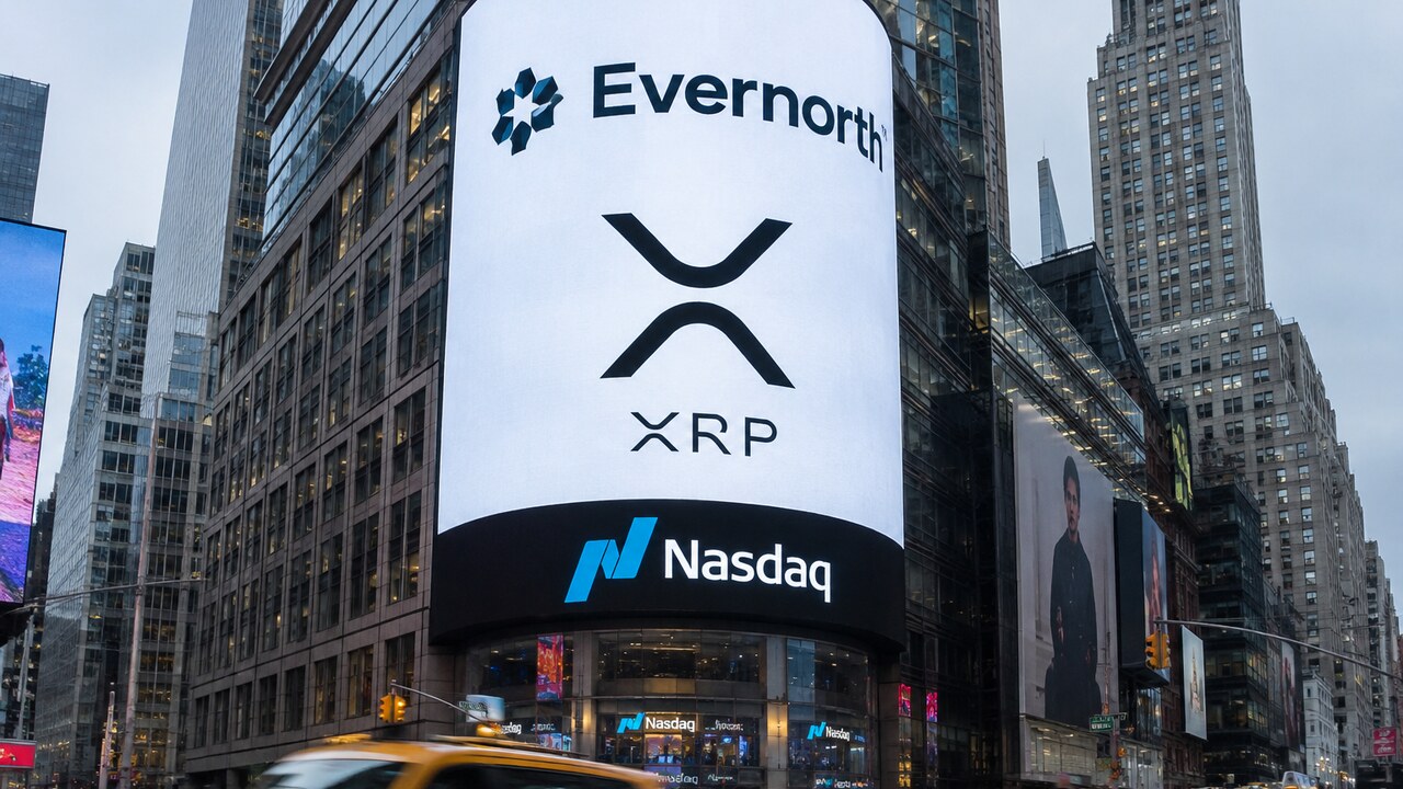 Gevel van de Nasdaq MarketSite aan Times Square met het Evernorth-logo en het XRP-symbool op het grote videoscherm