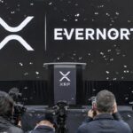 Podium bij een beursnotering met een groot XRP-logo en de naam Evernorth, met vallende confetti en persfotografen op de voorgrond