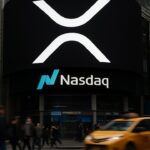 Het Nasdaq-gebouw op Times Square met een groot XRP-logo op de gevel