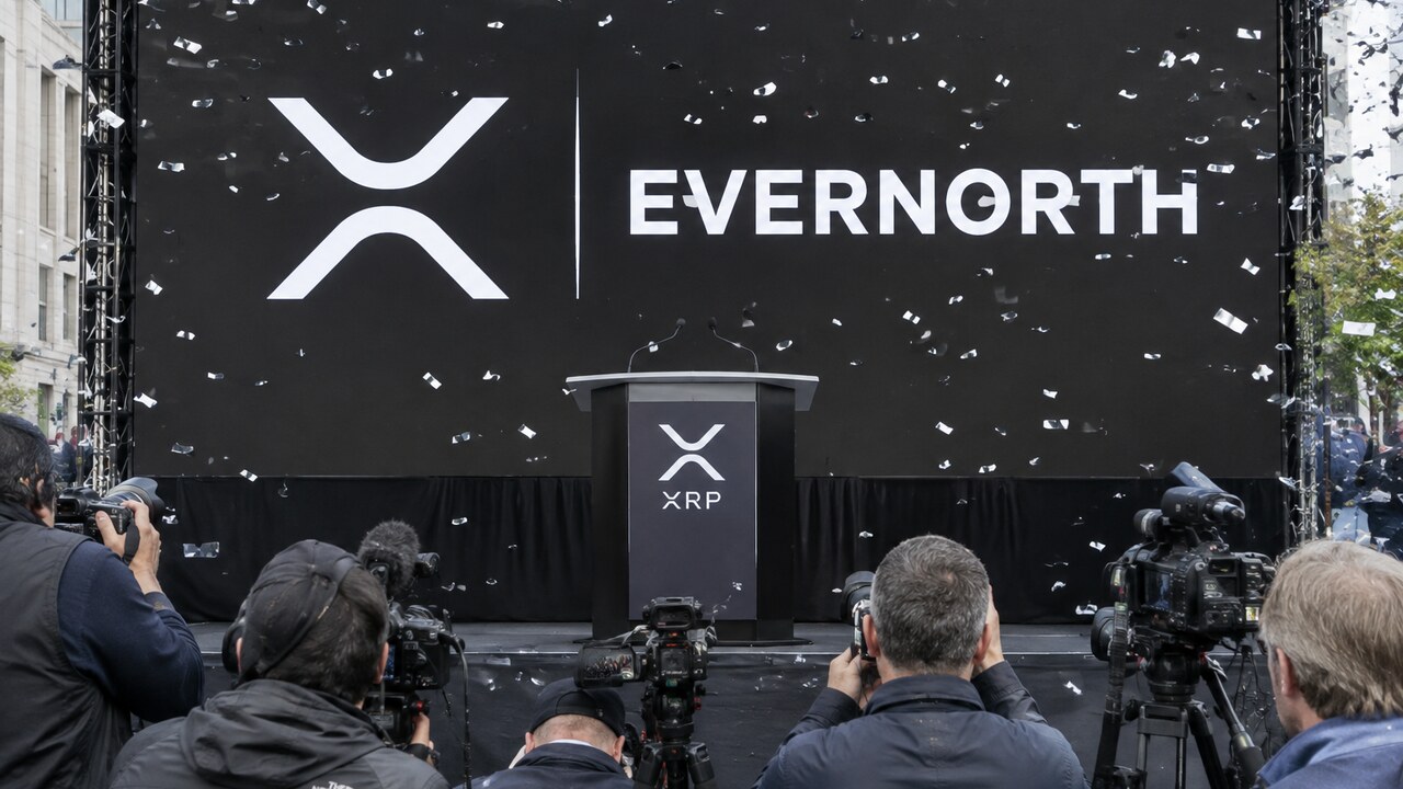 Podium bij een beursnotering met een groot XRP-logo en de naam Evernorth, met vallende confetti en persfotografen op de voorgrond