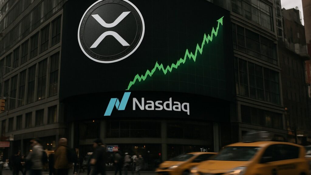 Gevel van de Nasdaq MarketSite in Times Square met het XRP-logo en een stijgende groene grafiek op het scherm