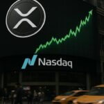 Gevel van de Nasdaq MarketSite in Times Square met het XRP-logo en een stijgende groene grafiek op het scherm