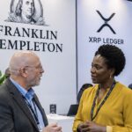 Beursstand van Franklin Templeton met een XRP Ledger-banner op een fintechconferentie, met twee bezoekers in gesprek op de voorgrond