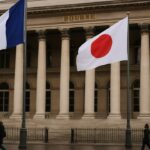 Franse en Japanse vlag wapperen voor het beursgebouw Palais Brongniart in Parijs op een bewolkte herfstdag