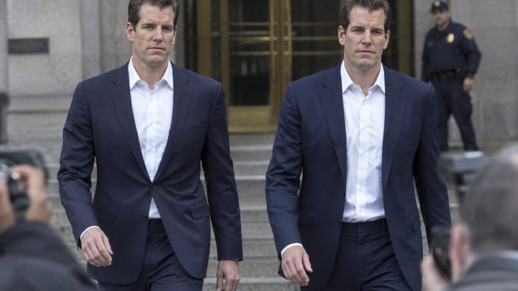 De tweelingbroers Cameron en Tyler Winklevoss, oprichters van Gemini, lopen de trappen af bij een rechtbank in Manhattan