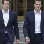 De tweelingbroers Cameron en Tyler Winklevoss, oprichters van Gemini, lopen de trappen af bij een rechtbank in Manhattan