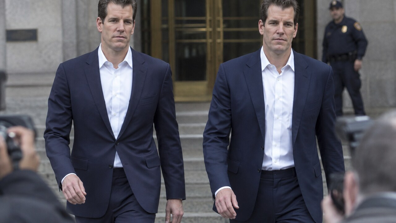 De tweelingbroers Cameron en Tyler Winklevoss, oprichters van Gemini, lopen de trappen af bij een rechtbank in Manhattan