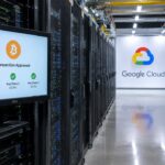 Serverhal van een Google-datacenter met een verlicht Google Cloud-logo en een monitor die een Bitcoin-transactie met verdeelde sleutels toont