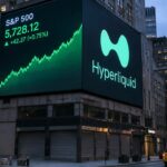 Groot digitaal reclamescherm in Lower Manhattan met een stijgende S&P 500-grafiek en het Hyperliquid-logo op een rustige zondagavond, met een Wall Street-straatbord op de voorgrond