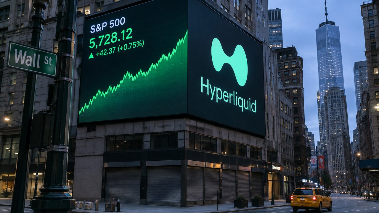 Groot digitaal reclamescherm in Lower Manhattan met een stijgende S&P 500-grafiek en het Hyperliquid-logo op een rustige zondagavond, met een Wall Street-straatbord op de voorgrond