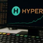 Bloomberg Terminal-toetsenbord met op het scherm een stijgende HYPE-grafiek en het Hyperliquid-logo