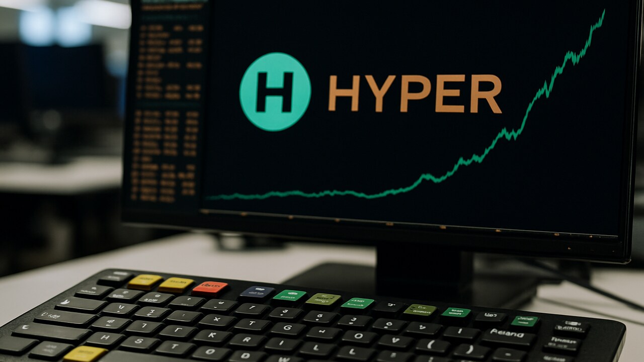 Bloomberg Terminal-toetsenbord met op het scherm een stijgende HYPE-grafiek en het Hyperliquid-logo