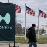 Banier met het Hyperliquid-logo op de National Mall met Amerikaanse vlaggen en het Capitool op de achtergrond