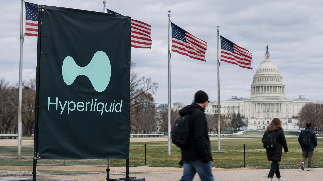 Banier met het Hyperliquid-logo op de National Mall met Amerikaanse vlaggen en het Capitool op de achtergrond