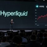 Conferentiepodium met een groot scherm met het Hyperliquid-logo en een dalende rode koersgrafiek van HYPE