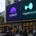 Groot reclamescherm boven een straat in San Francisco met de logo's van Kraken en Hyperliquid naast elkaar