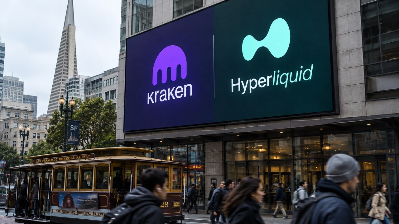 Groot reclamescherm boven een straat in San Francisco met de logo's van Kraken en Hyperliquid naast elkaar