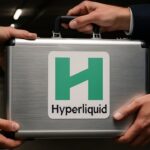 Twee handen wisselen in een parkeergarage een koffer uit met het Hyperliquid-logo erop, als beeld voor een onderhandse OTC-verkoop