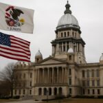 Het State Capitol van Illinois in Springfield met de vlag van Illinois en de Amerikaanse vlag op de voorgrond