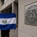 Vlag van El Salvador voor het hoofdkantoor van het IMF in Washington