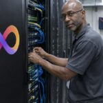 Technicus in een datacenter sluit kabels aan bij een serverrack met het Internet Computer-logo, met op de achtergrond een scherm met een dalende rode koerslijn